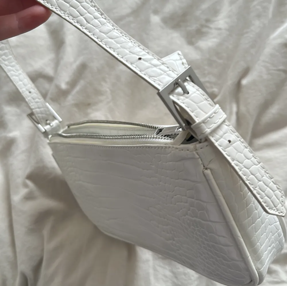 ”Klara bag” från Gina Tricot. I nyskick, endast använd ett fåtal gånger. Krokodilimitation.  Mått: H 30 x B 26 x D 4 cm. Väskor.