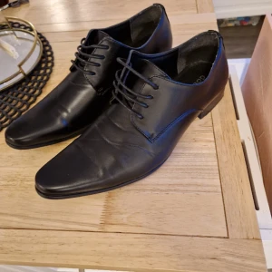 Dobel finskor  - Jättefina använda 1 gång på bröllop. Nypris 600