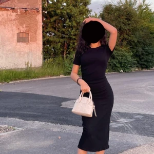 Svart lång klänning - klänningen är i storlek Xs väldigt fin och elegant sommarklänning. Har haft på mig den ett par gånger men den är i nytt skick inga konstigheter