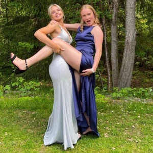 Balklänning silvrig - Balklänning som är skräddarsydd och köpt för 4000kr, formar fint på kroppen och glittrar. Skriv privat för fler bilder eller frågor, jag bär S och är 165, byst passar någon med ungefär 75b