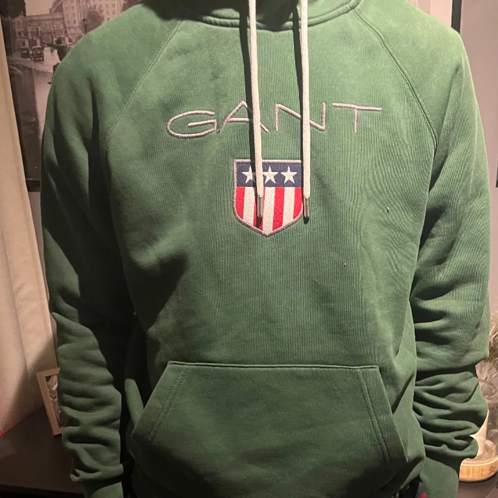 En grön gant hoodie, i storlek M och är i bra skick och har sällan använt tröjan. Hoodies.