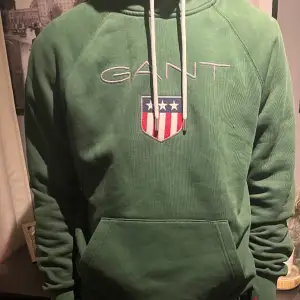 En grön gant hoodie, i storlek M och är i bra skick och har sällan använt tröjan