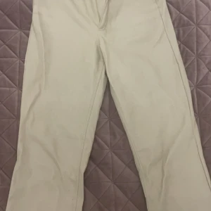 Beige skinnbyxor - Aldrig använt, prislapp på. Beige skinnbyxor med slit från zara. Långa och jättefin passform