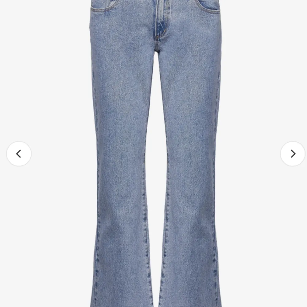 Säljer dessa super fina jeansen då dom inte passar mig längre i midjan❤️ de är i jätte bra skick, skriv för bilder på . Jeans & Byxor.