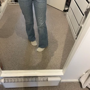 Blåa low waist  - blåa low wais från H&M  Aldrig använda mycket bra skick!  Fin passform