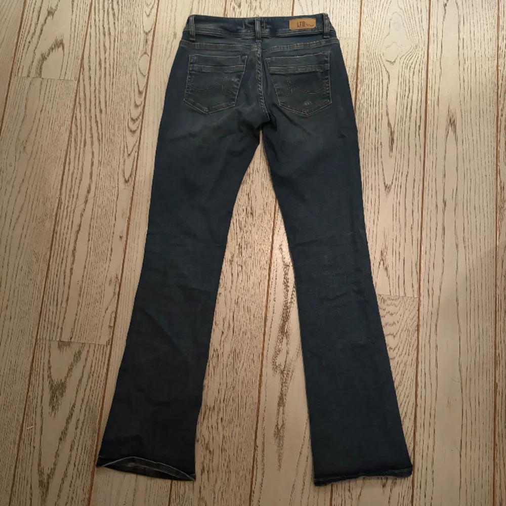 Säljer dessa Ltb valerie jeans i stl 26x32 eftersom dom inte kommer till andvända. Endast andvända ett fåtal gånger💗 pris kan diskuteras!. Jeans & Byxor.