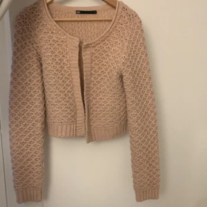 Stickad kofta - En rosa stickad kofta som är använd 1 gång, priset går att diskutera 💞