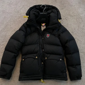 Fjällräven expedition down lite jacket W - Storlek S.   Använt en vinter, ser ny ut.  Nypris 7000 kr. 