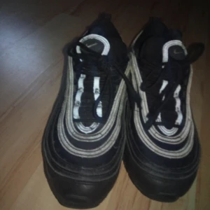 NIKE AIR MAX 97  - Hej! Säljer dom här skorna för att jag håller på växa ur dom, skorna köpta runt ett halv år sedan för 2500kr! Skorna finns i dalarna hör av dig om du är intresserad. Pris kan diskuteras!