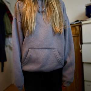 En supermysig hoodie från bikbok i storlek xs men är lite oversized. Är lila med en underton av grå. 💕 Nypris 399kr