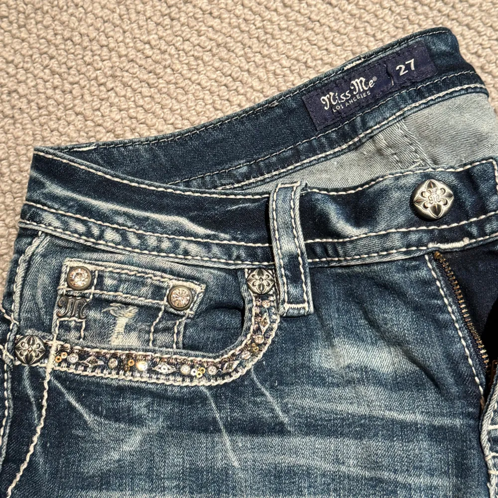 Säljer mina coola miss me jeans i en bootcut modell- low Rise/ mid Rise 💕 Jag köpte dem i New York för ca 2200kr. Sparsamt använda- inga hål eller andra defekter. Storlek 27  Innerbens mått- ca 85,5cm Midje mått- ca 76cm. Jeans & Byxor.