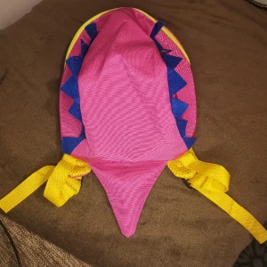 Ny  drak ryggsäck flicka - Oanvänd gullig ryggsäck, som ska se ut som en bebis drake. Själva väskan är 22 x 25 cm