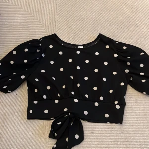 Blus - Säljer nu min gulliga blus med öppen rygg från h&m i strl S.