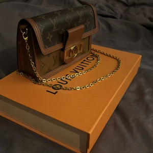 Louis Vuitton  - En fin Louis Vuitton väska som är äkta vi har kvitto på väskan || ny pris på väskan är 21 000kr men vi kommer att sälja den för 17 000kr || har du några funderingar eller något så är de bara att kontakta oss!