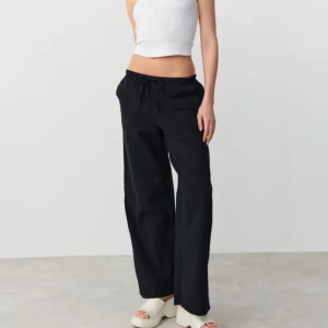 Linnebyxor  - Svarta linnebyxor från Gina Tricot skriv för egna bilder🫶🏼