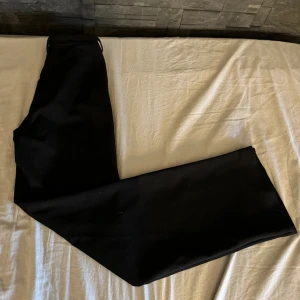 Kostymbyxor  - Svarta kostymbyxor från Vero Moda säljer för dom är för små för mig.