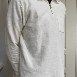 Half zip piké  - Hej. Säljer en väldigt snygg tröja ifrån woodbird. Den är bara använd några gånger och är som i nyskick. Storlek S nypris 1000