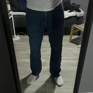 Levis 551 jeans - Säljer mina Levis 551 i storlek W 33 L 32. För mig som är 179 är dom bra i längden.