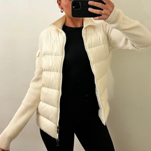 Moncler jacka strl M - Jag har nu valt att sälja min äkta moncler jacka som jag köpte för ungefär ett år sedan. Den är för stor och sitter inte riktigt som jag vill! Jag beställde den direkt från hemsidan så jag har box, äkthetsbevis mm. Skriv för fler bilder❤️