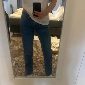 Säljer nu mina arrow jeans från weekday då de är för små❤️ sitter jättefint och är lågmidjade. Storlek: W-26 L-32