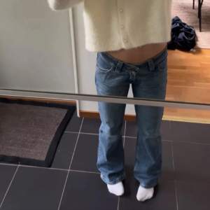 Lee jeans i bra skick, storlek 27/31, lite långa men det passar nån som e runt 160/165❤️