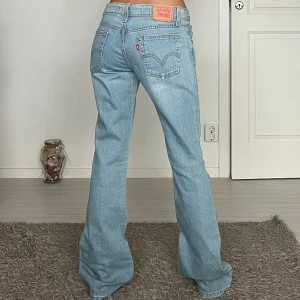 Levis  - midjemått: 37cm rakt över, innerbenslängd: 80cm 💗 