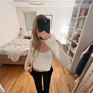 Tröja - Super fin stickad långärmad. Har tidigare köpt på plick men säljer för jag inte hittat användning för den. Fint skick!!💋