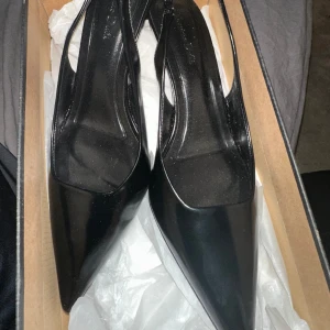 Massimo Dutti - Säljer helt oanvända klackar
