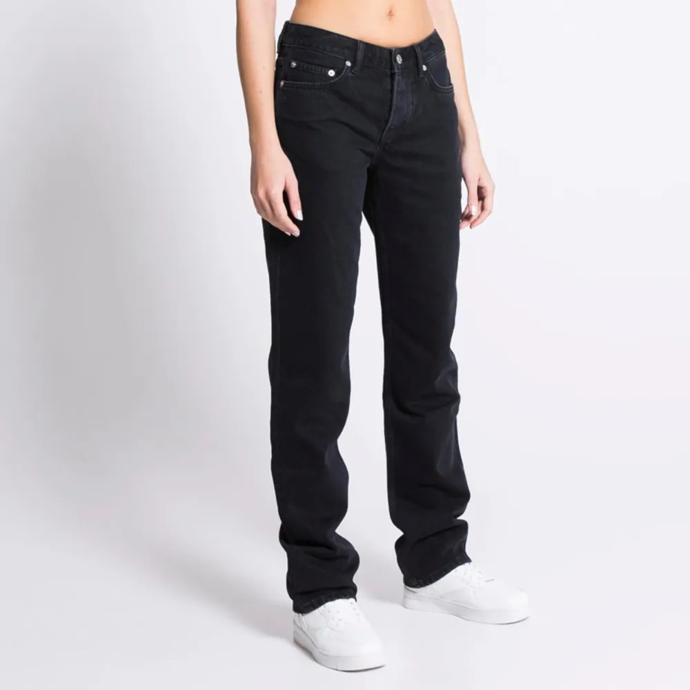 Jag säljer dessa svarta lågmidlade jeansen eftersom de inte kommer till användning så ofta. De är i perfekt skick. Kontakta om ni vill ha fler bilder på dem. 🫶 . Jeans & Byxor.