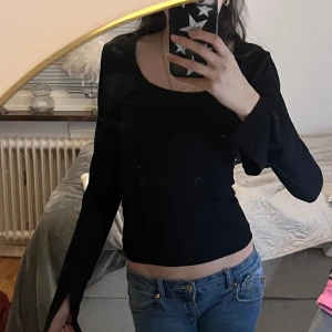 Blus Gina Tricot - Detta är en jätte fin tröja från Gina Tricot. Säljer den för att jag har slutat använda.