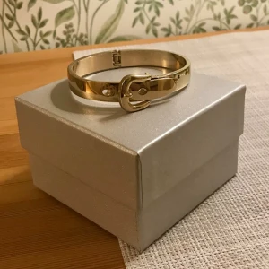 Snyggt guld armband  - Snyggt guldarmband som ser ut som ett bälte, går att öppna. aldrig använt.