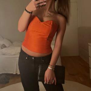 Jätte snygg orange korsett . Köpt secondhand💘 bra skick 💘storlek xs/s