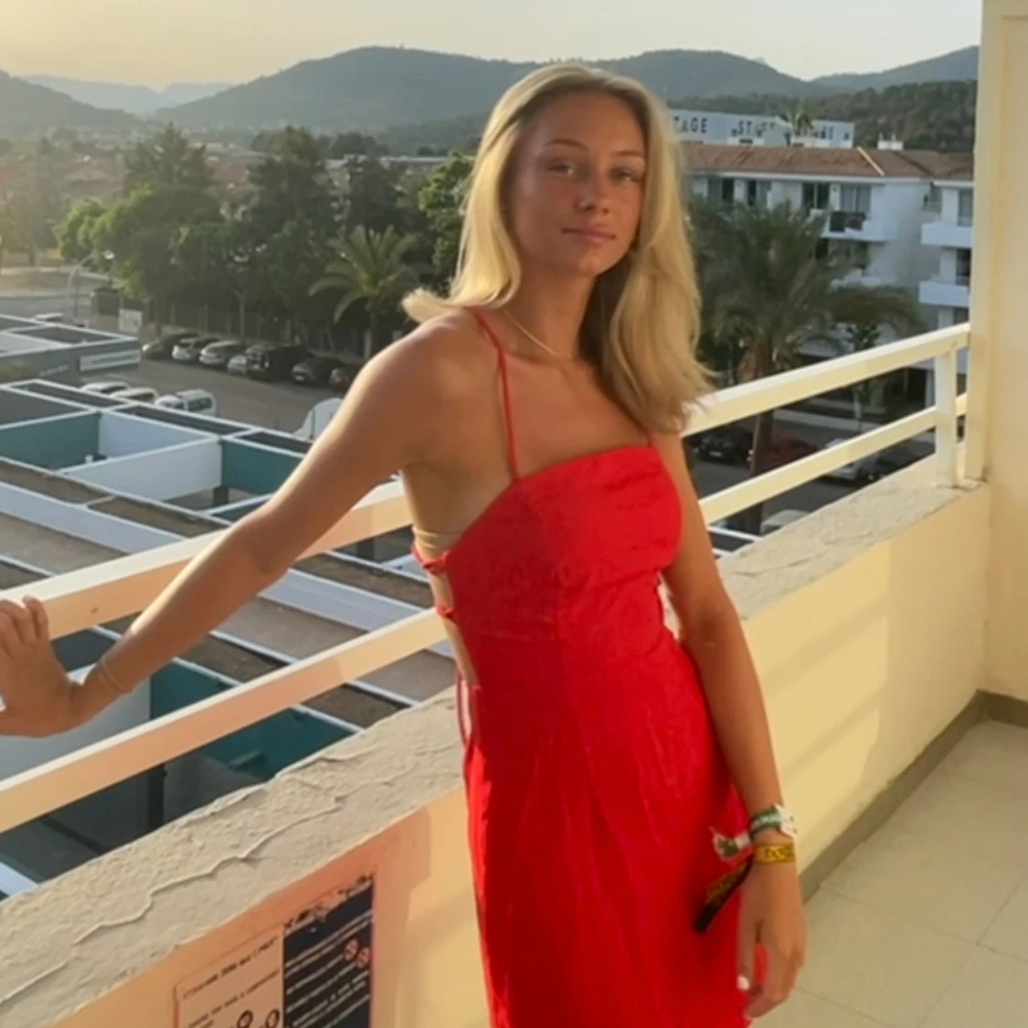 Röd klännning  - 90