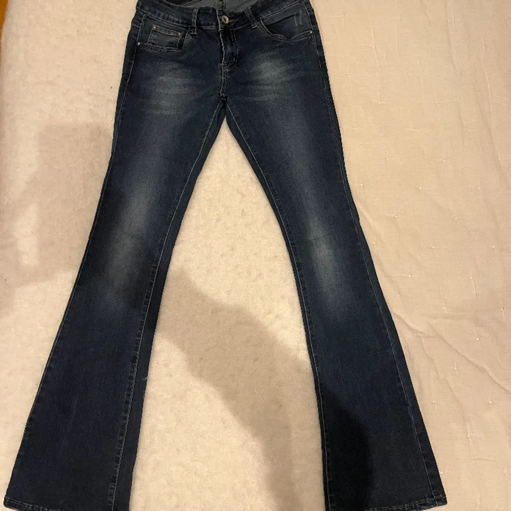 Världens snyggaste lågmidjade bootcut jeans med coola slitningar!!❤️‍🔥❤️‍🔥 Midjemåttet-35cm rakt över Innerbenslängden-82cm. Jeans & Byxor.