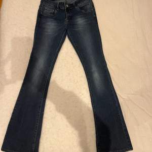 Världens snyggaste lågmidjade bootcut jeans med coola slitningar!!❤️‍🔥❤️‍🔥 Midjemåttet-35cm rakt över Innerbenslängden-82cm