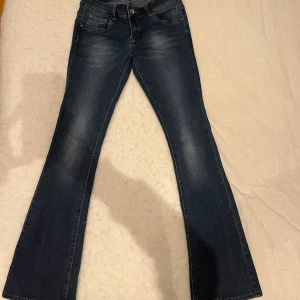 Såååå snygga jeans!! - Världens snyggaste lågmidjade bootcut jeans med coola slitningar!!❤️‍🔥❤️‍🔥 Midjemåttet-35cm rakt över Innerbenslängden-82cm