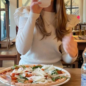 Zara tröja  - Såå fin ribbad tröja från zara med volanger🤍🤍bara använd ett fåtal gånger