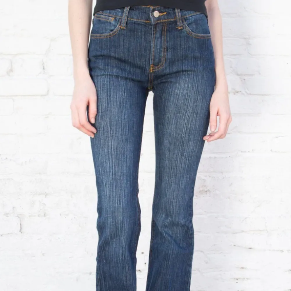 Supersnygga jeans från Brandy Melville! Tyvärr för stora för mig, därför säljer jag dom💘tveka inte att skriva om frågor! Tryck gärna på köp nu🤍 älskar färgen, flared.. Jeans & Byxor.
