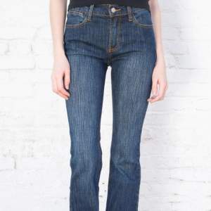Supersnygga jeans från Brandy Melville! Tyvärr för stora för mig, därför säljer jag dom💘tveka inte att skriva om frågor! Tryck gärna på köp nu🤍 älskar färgen, flared.