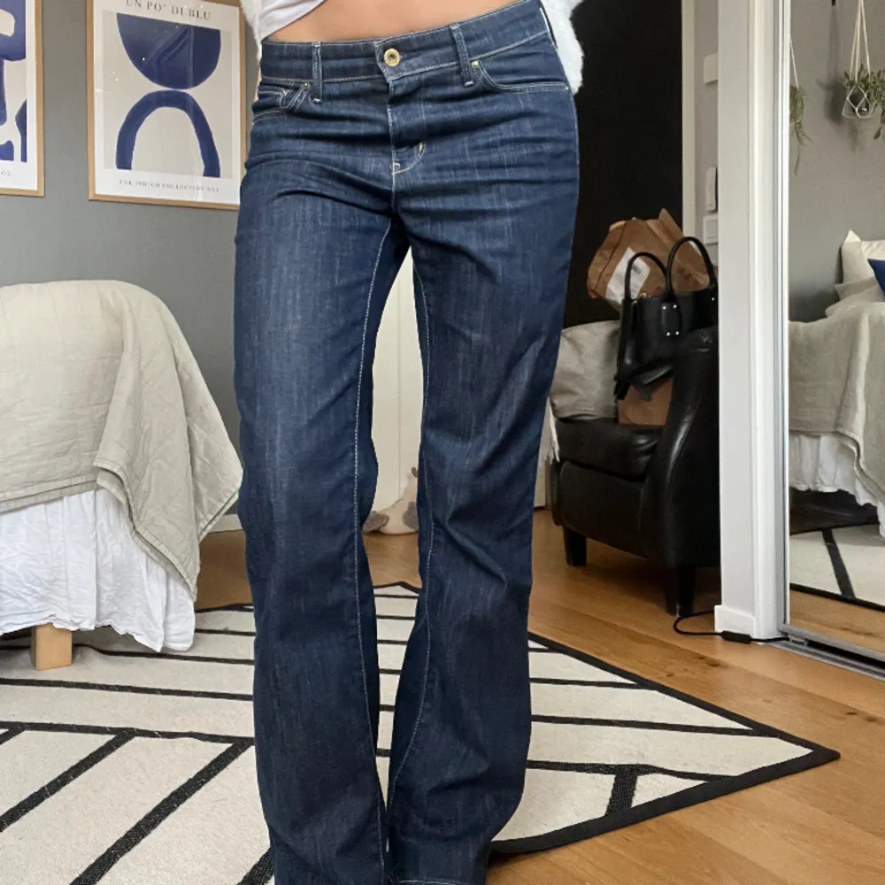 Asballa lågmidjade jeans från Levis i en jättefin mörk tvätt!! Strlk 28 i midjan, passar mig som är 174 lång och har S i byxor!🌸. Jeans & Byxor.
