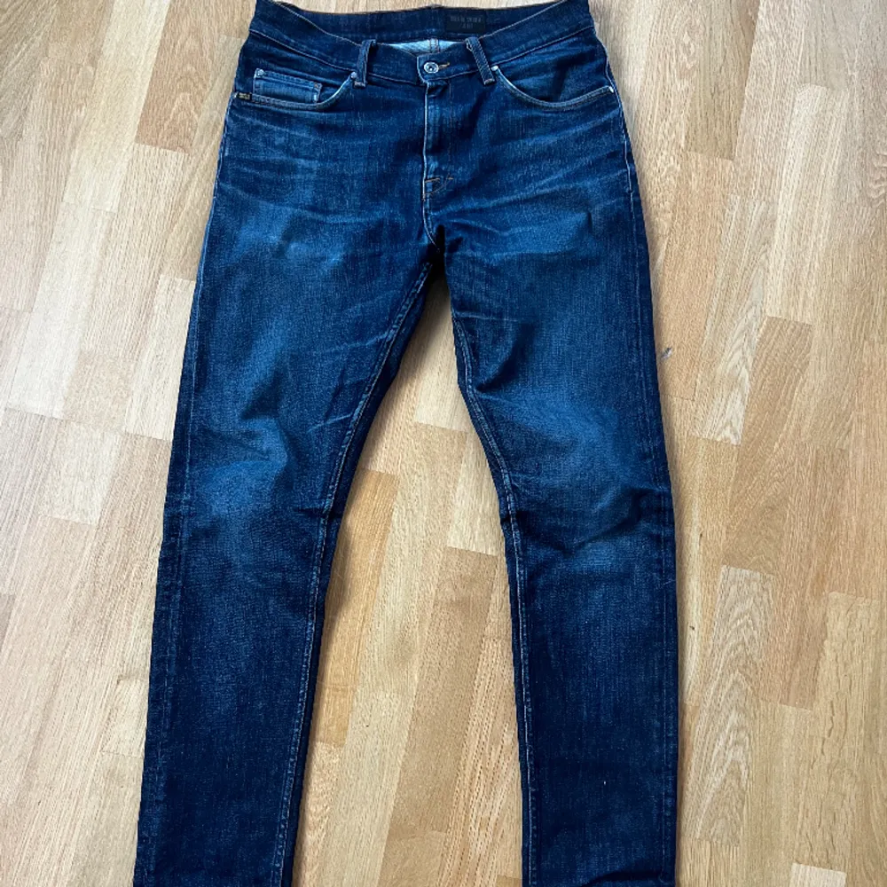 Hej! Säljer ett par fina Tiger of Sweden jeans i jättebra skick. Storlek 32x34 Nypris ligger runt 1500 och jag säljer för 300. Hör av vid frågor😊. Jeans & Byxor.
