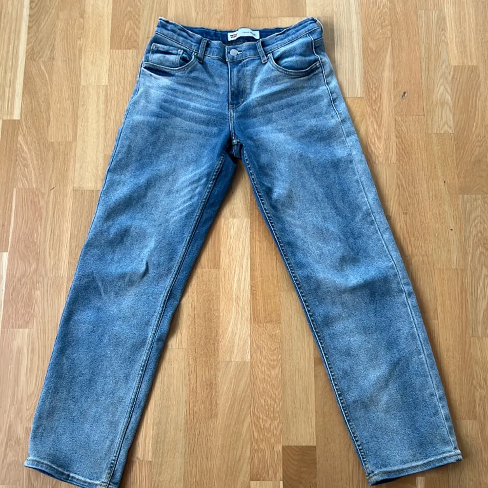Hej! Säljer ett par blåa Levis jeans som är köpta på kidsbrandstore för runt 600kr. Jag säljer för 250kr. 10/10skick och storleken är 16y Hör av vid frågor😊. Jeans & Byxor.