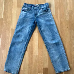 Hej! Säljer ett par blåa Levis jeans som är köpta på kidsbrandstore för runt 600kr. Jag säljer för 250kr. 10/10skick och storleken är 16y Hör av vid frågor😊