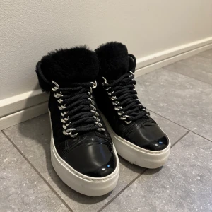 Billie Bi - Säljer dessa fina billie bi skorna som kan användas på vinter/vår. Skön och varma, väldigt sparsamt skick💕💕