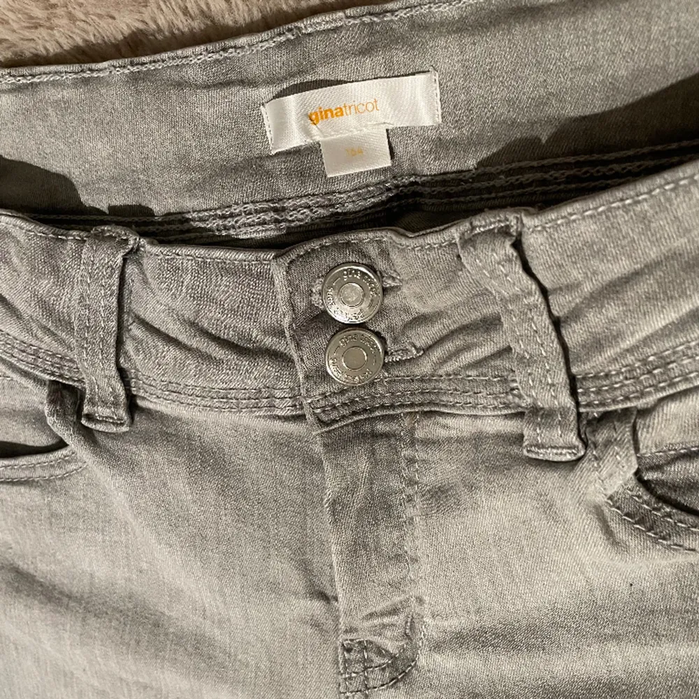 Lågmidjade ljusgråa jeans från Gina bra skick säljer pga de inte kommer till andvändning strl 164 midjemått rakt över 35 cm innerbenslängd 80 cm Stretchigt tyg bra passform. Jeans & Byxor.