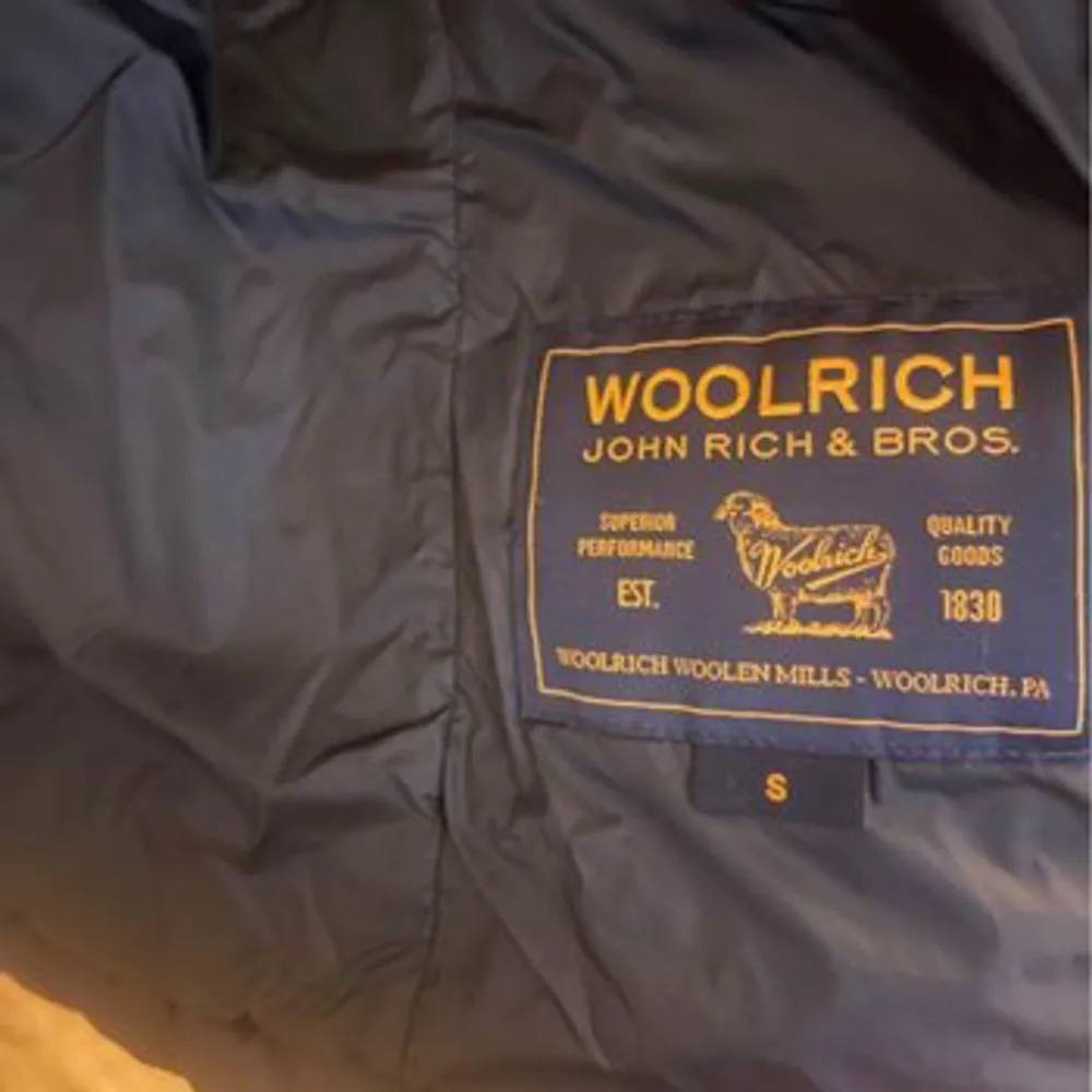 Säljer en lätt dunjacka från Woolrich då den ej passar längre tyvärr, perfekt till våren!  . Jackor.