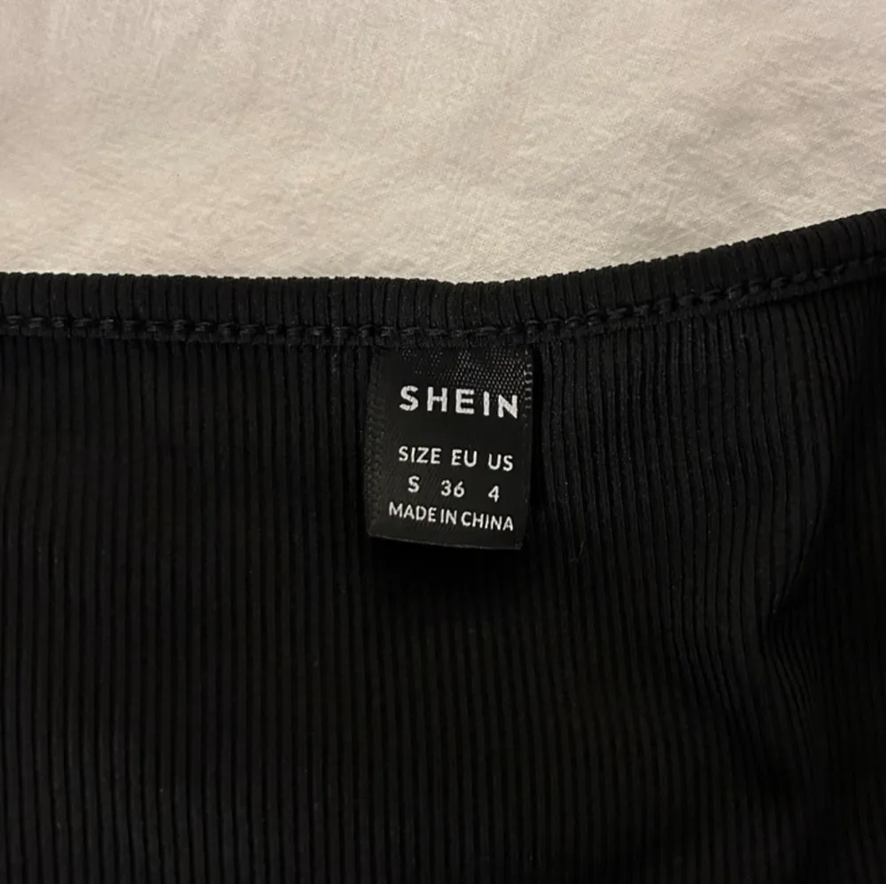 Fin och gullig svart t-shirt från shein som jag gärna vill bli av med❣️. T-shirts.