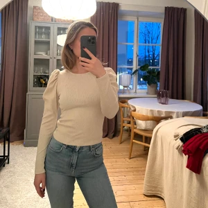 Beige ribbad tröja  - Från ginatricot, storlek S.