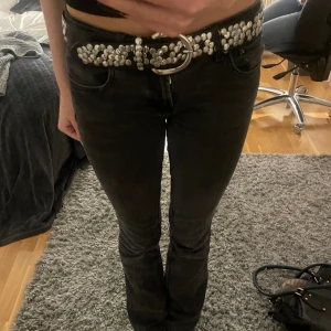 Ascoolt skärp med nitar - Väldigt bra skick, kommer tyvärr inte till användning💕