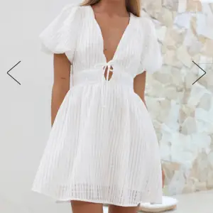 Säljer den här vita miniklänningen från Hello Molly i storlek xs. Säljer pga att den inte passade, endast testat aldrig använd. Köpt för 1100kr +100 kr frakt. Slut i xs på hemsidan just nu